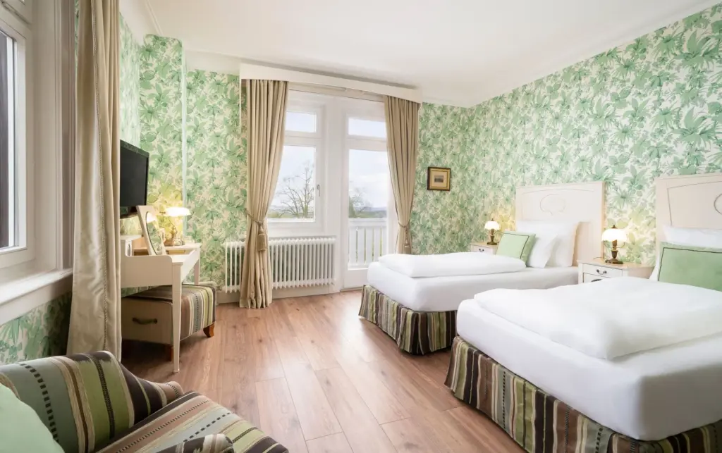 helles Hotelzimmer mit großem Fenster