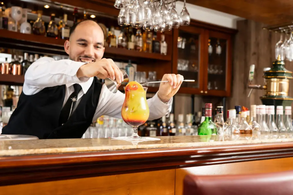 Bartender bei der Zubereitung von Cocktails in der Hotelbar