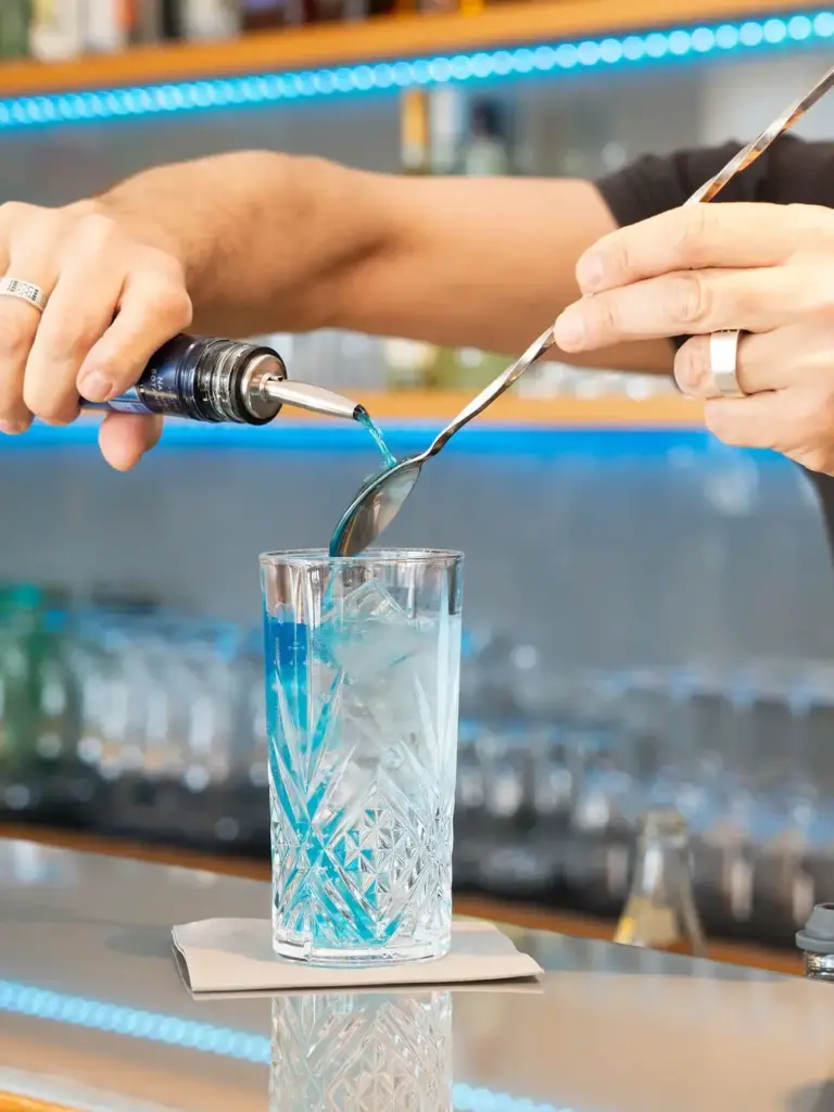 Bartender bei der Zubereitung von Cocktails