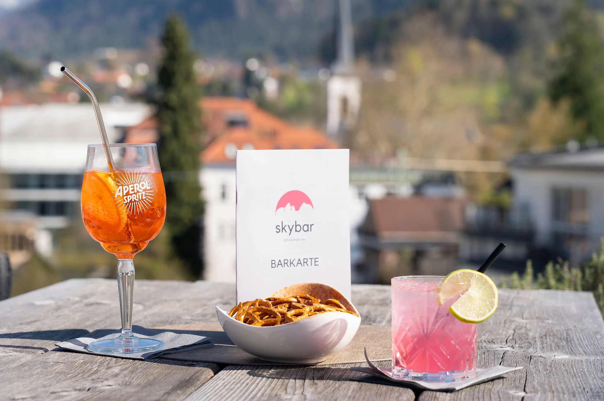 Getränke und Snacks in der Skybar