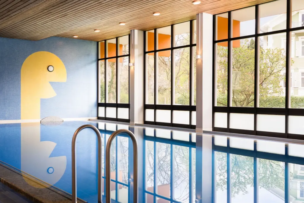 Indoorpool mit Fensterfront