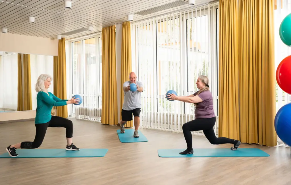 Menschen in einem bunten Fitnessraum