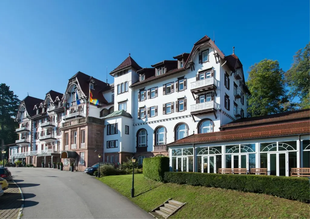 Außenansicht des Hotel Palmenwald bei einem schönen Sommertag