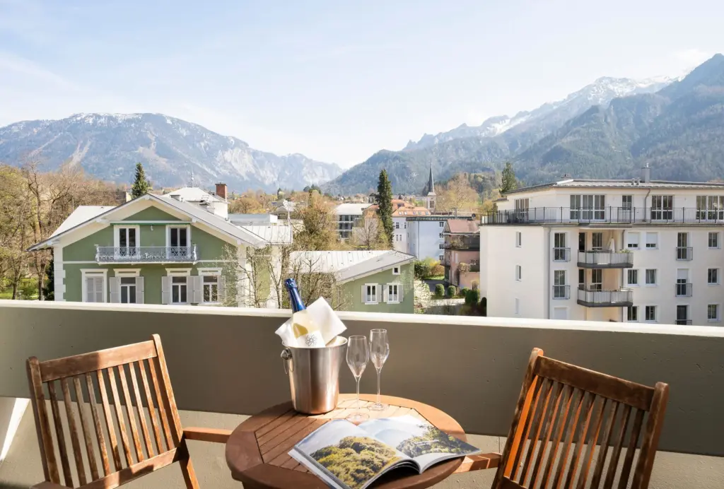 Hotelzimmer mit balkon und Panoramablick auf Berglandschaft