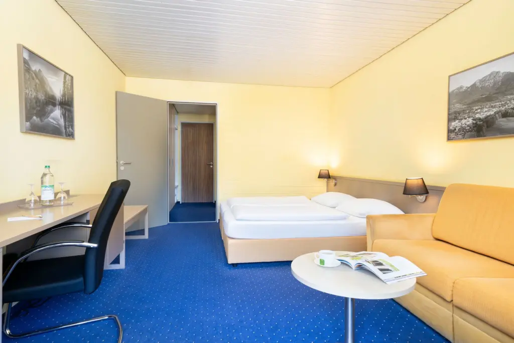 Hotelzimmer mit blauem Teppich