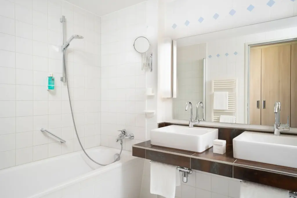 Modernes Hotelzimmer-Badezimmer in Weiß und Grau
