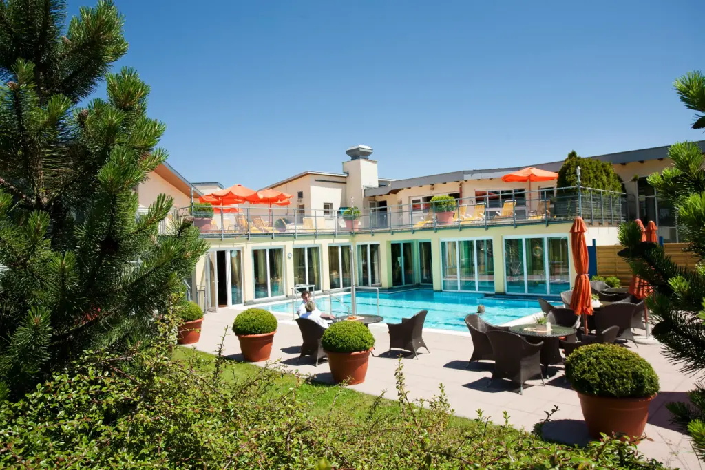Hotelpool und Liegebereich mit Liegen im Freien